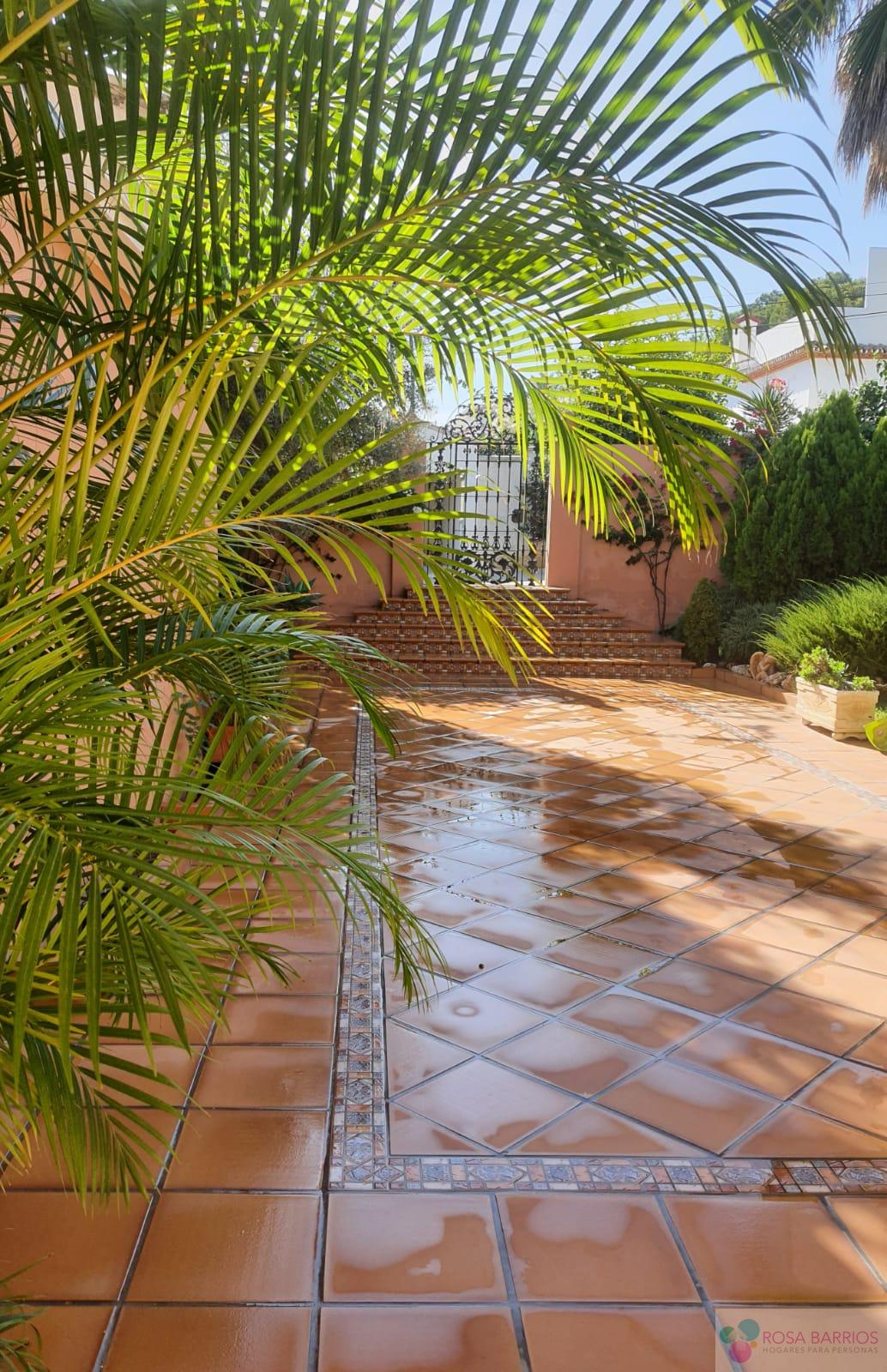 For sale of villa in Estepona