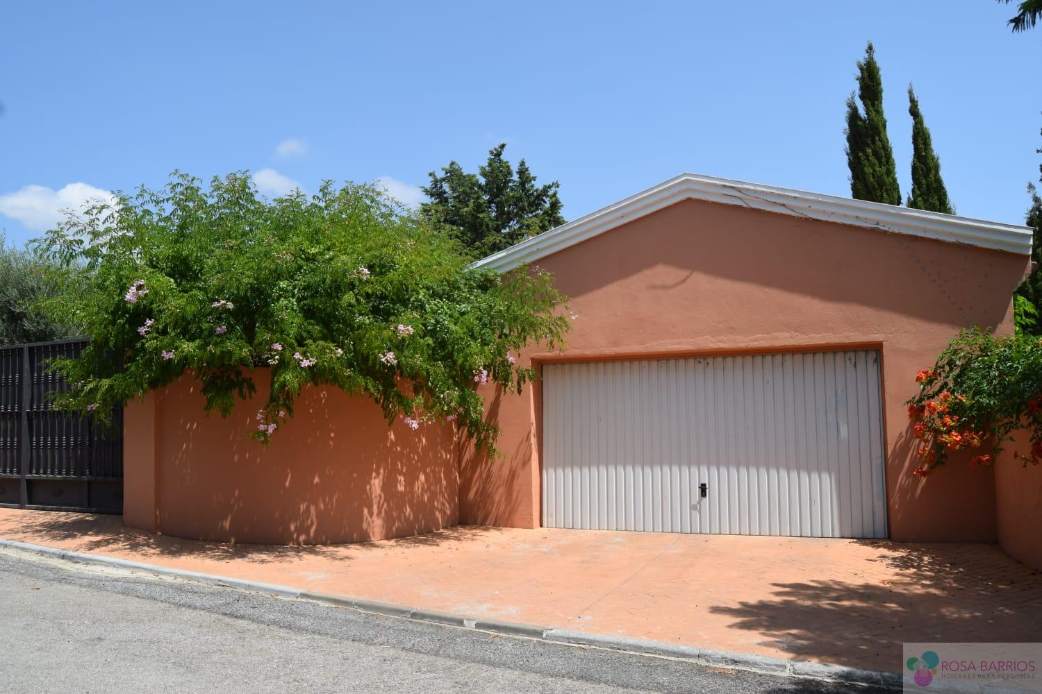 For sale of villa in Estepona