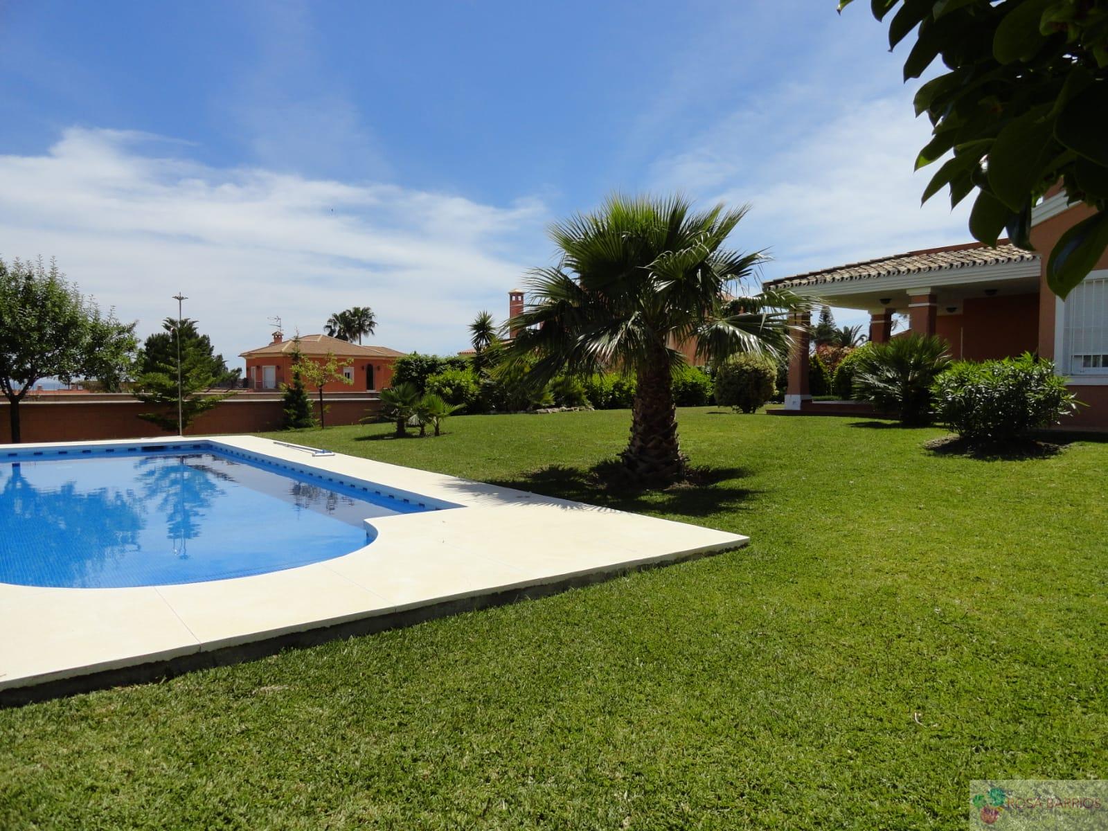 For sale of villa in Estepona