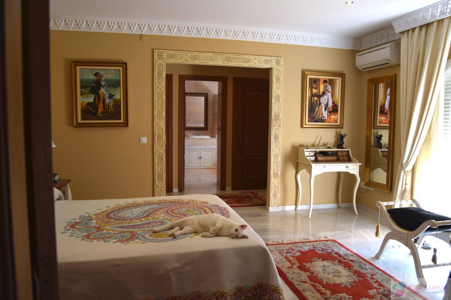 For sale of villa in Estepona