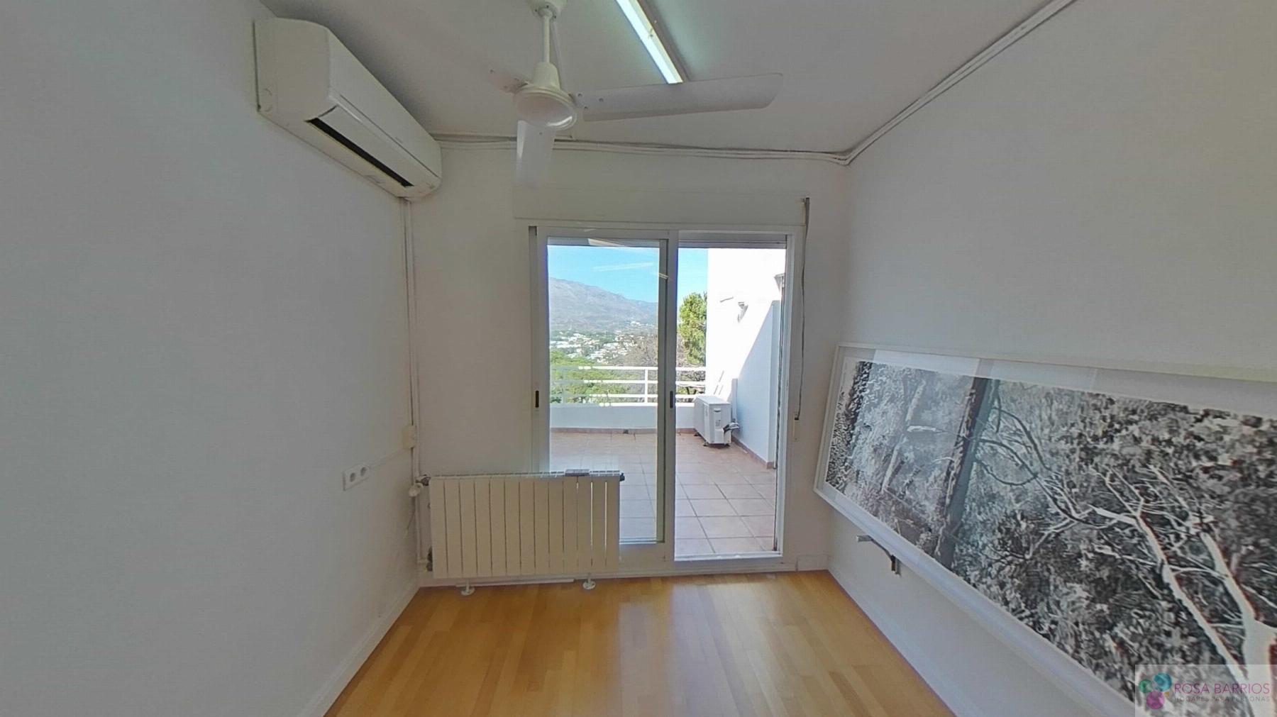 For sale of house in Nueva Andalucía