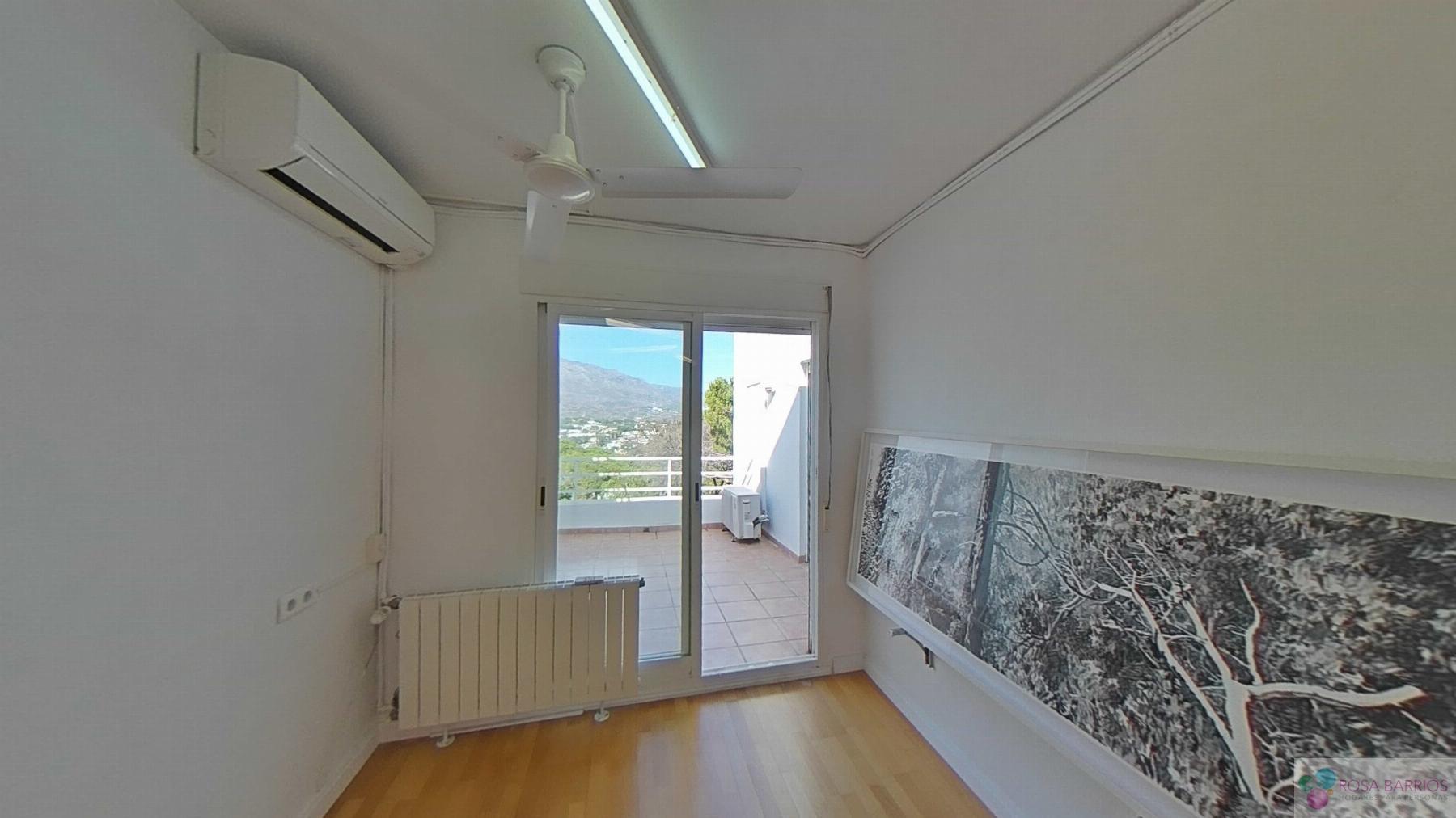 For sale of house in Nueva Andalucía