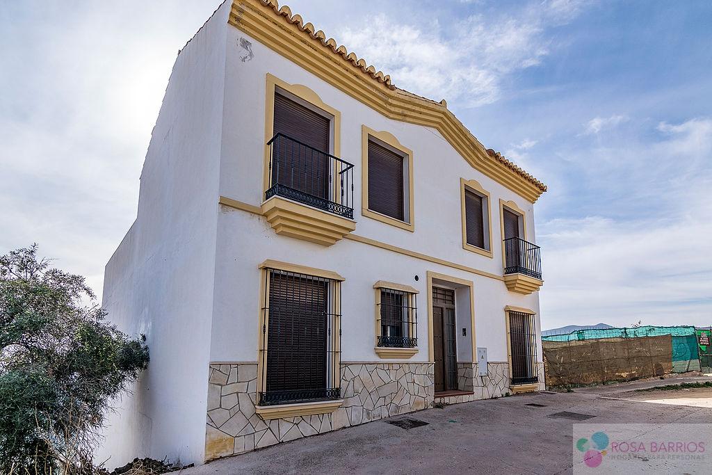 For sale of building in Almogía