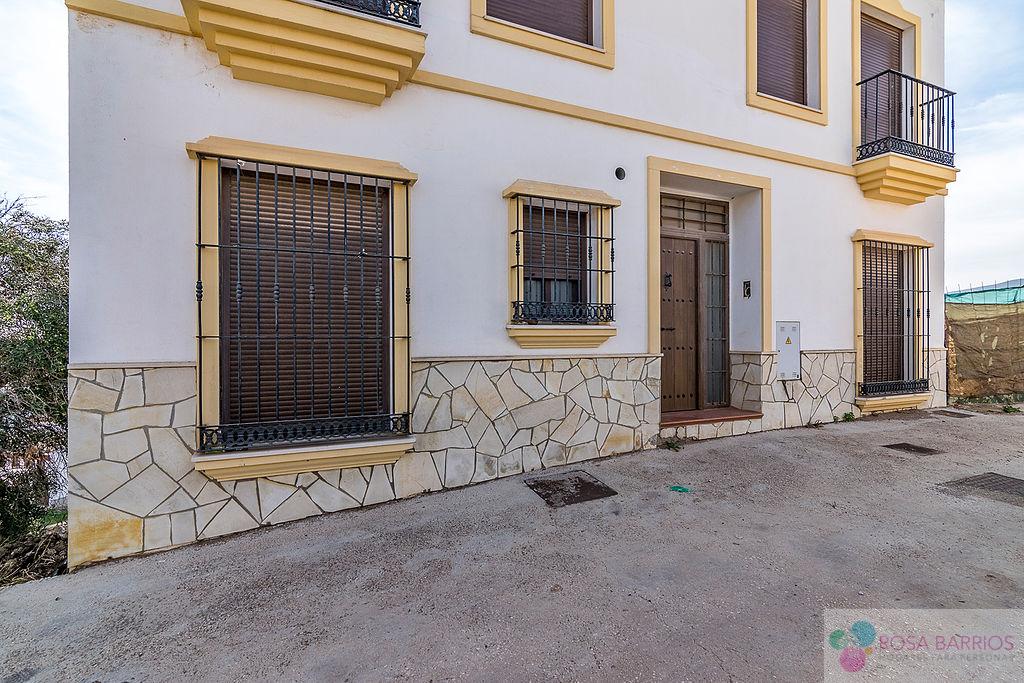For sale of building in Almogía
