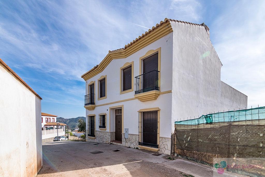 For sale of building in Almogía