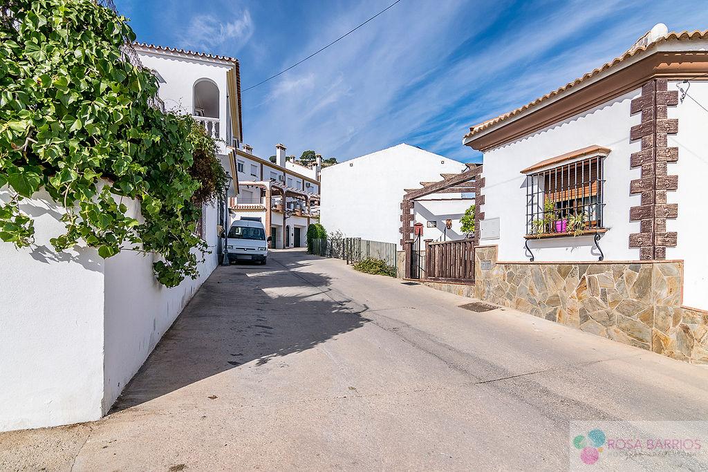 For sale of building in Almogía