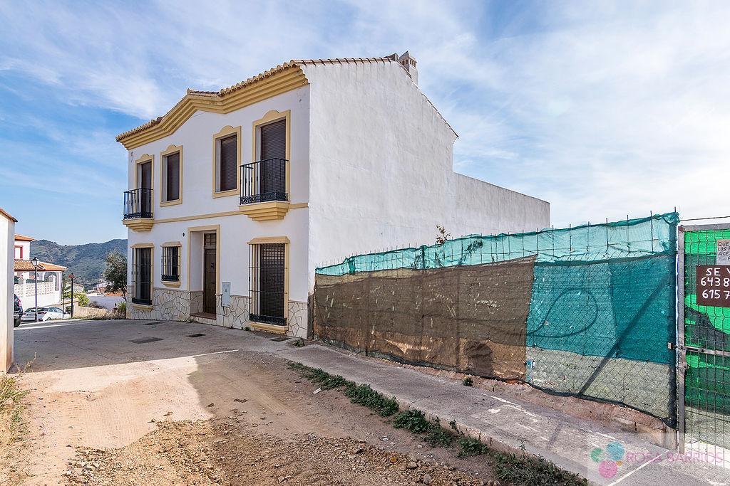 For sale of building in Almogía
