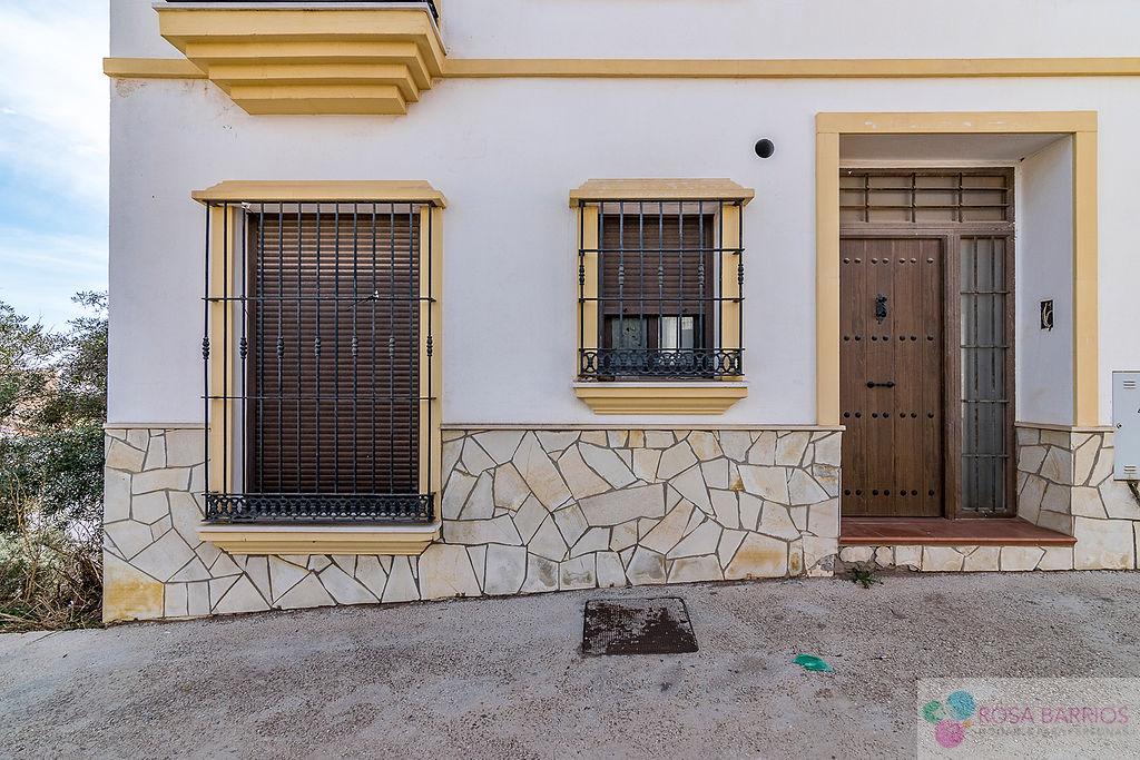 For sale of building in Almogía