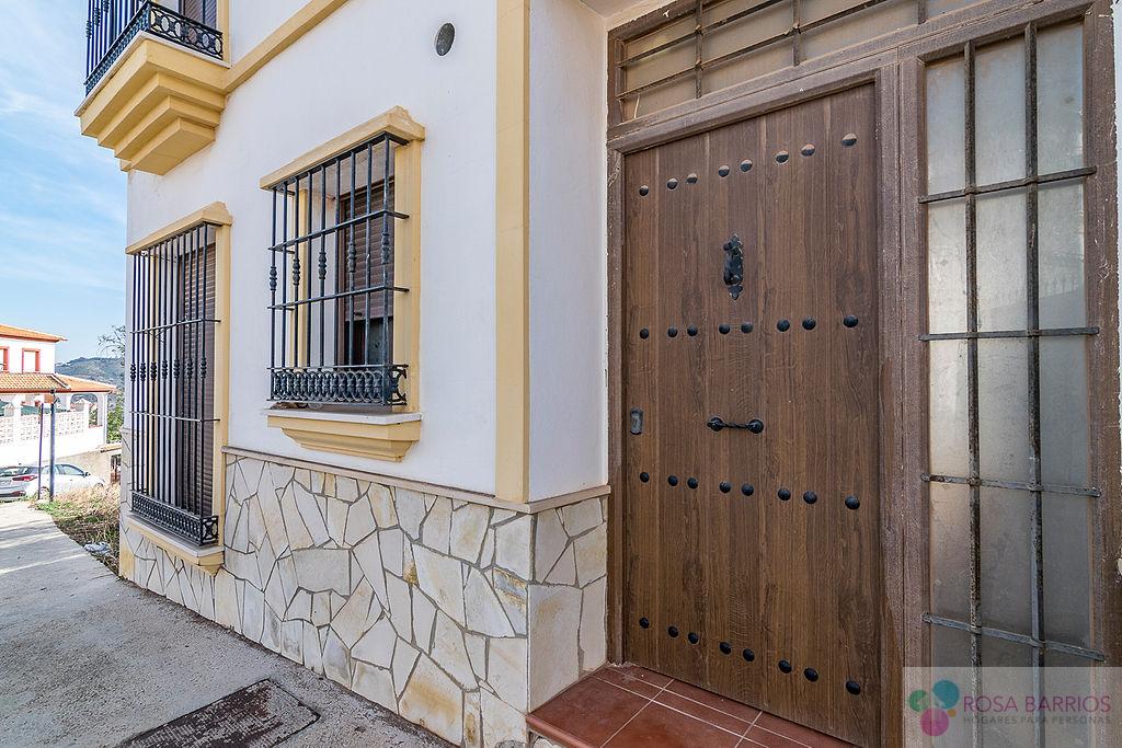 For sale of building in Almogía