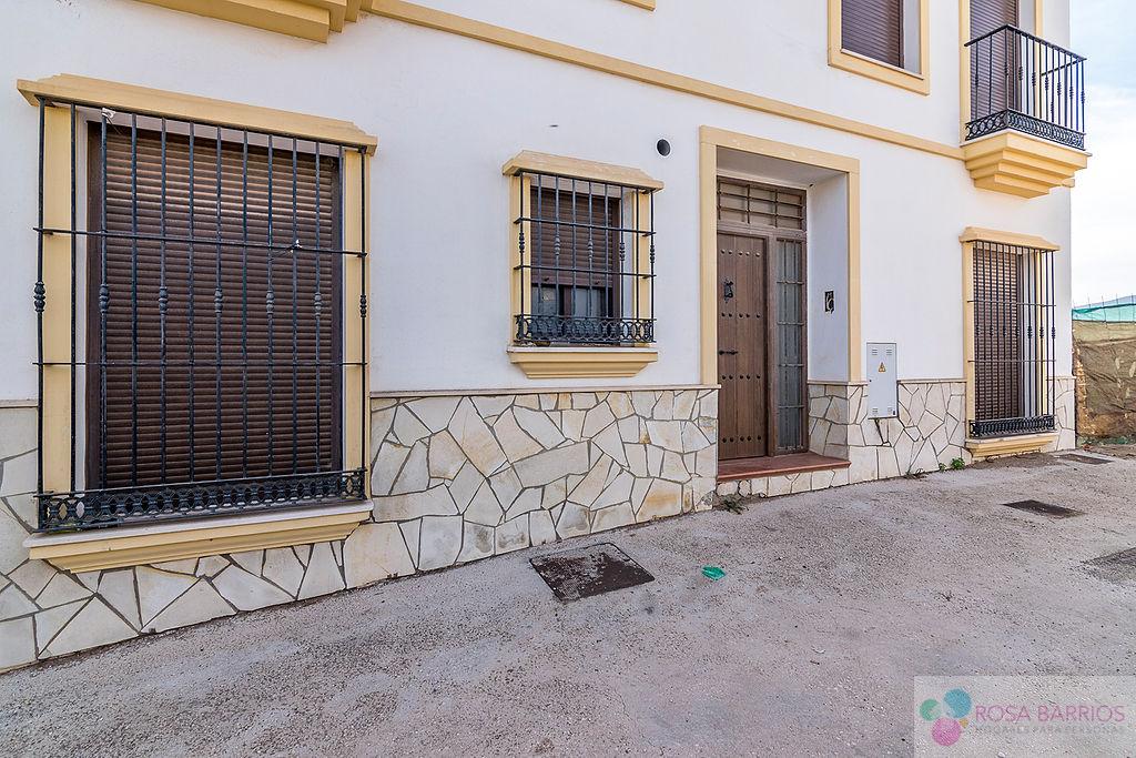 For sale of building in Almogía