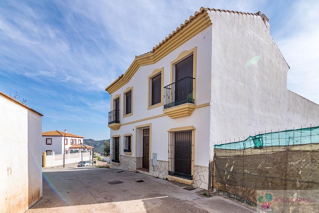 For sale of building in Almogía