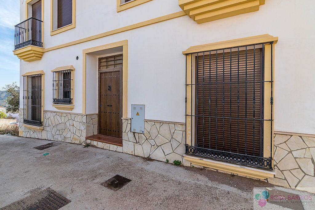 For sale of building in Almogía