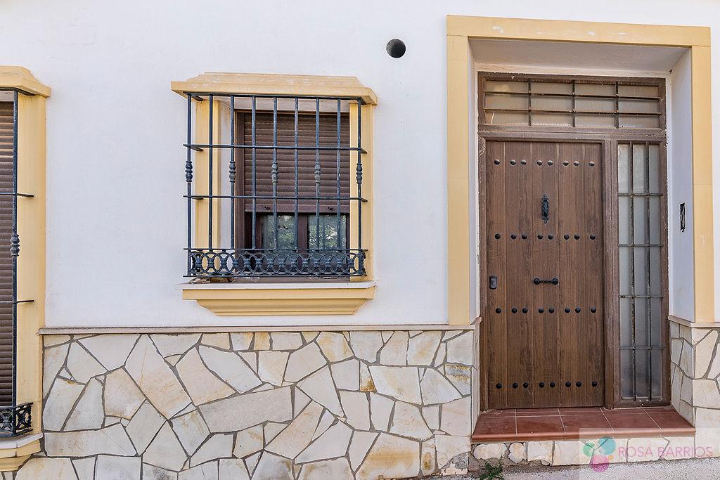 For sale of building in Almogía