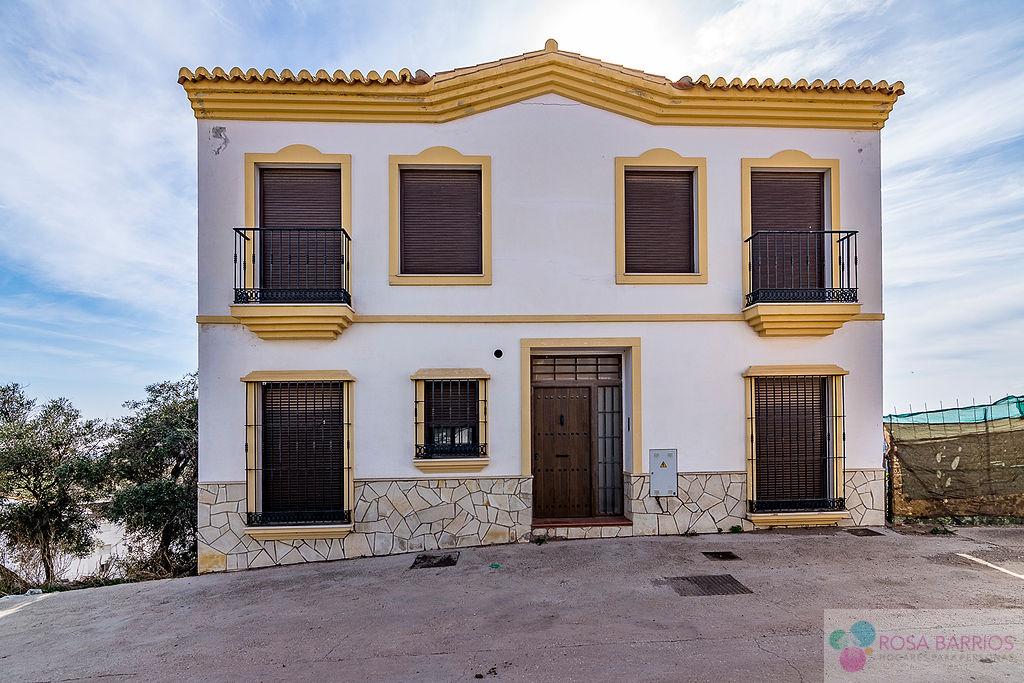 For sale of building in Almogía