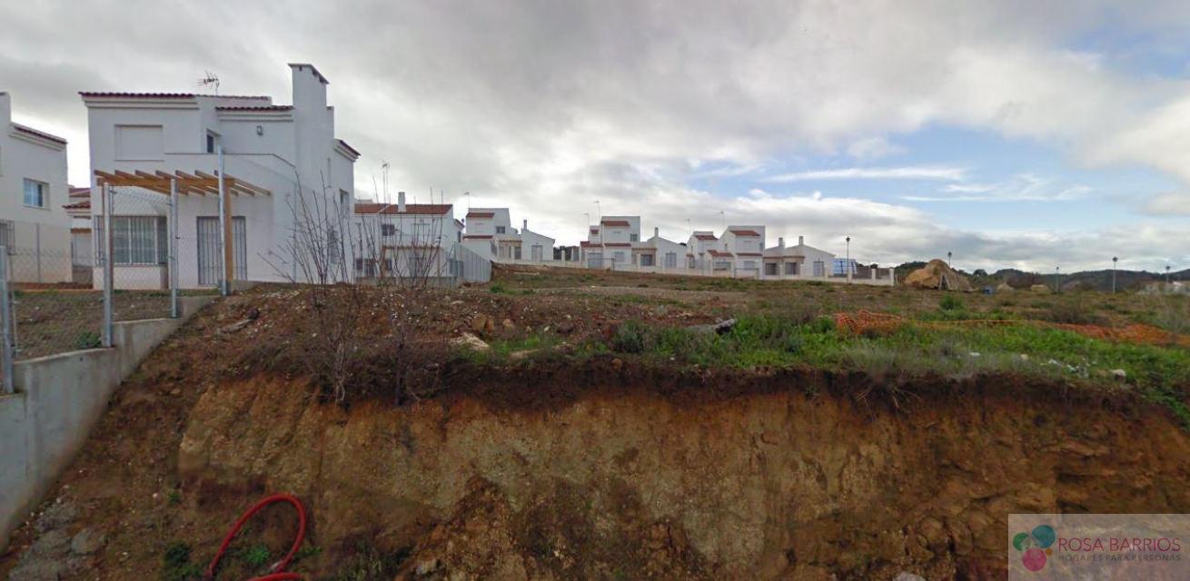For sale of land in Almogía