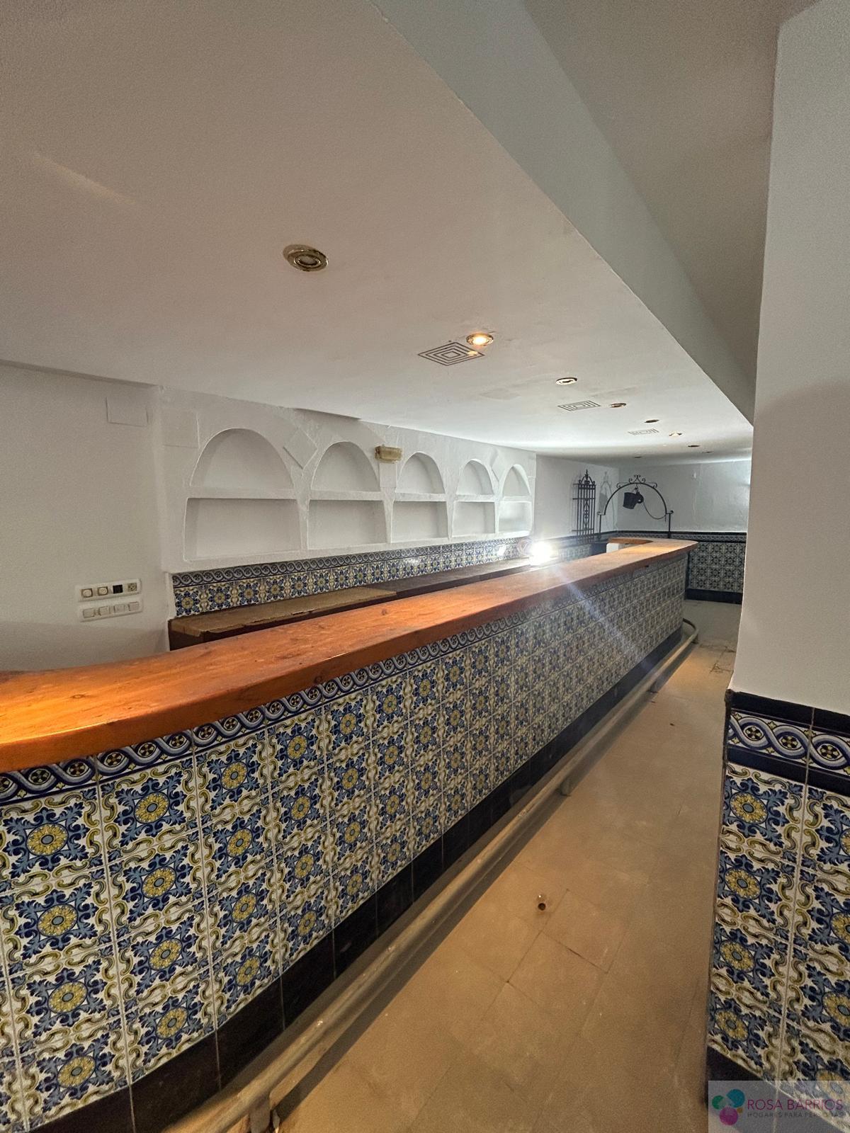 For sale of commercial in Estepona