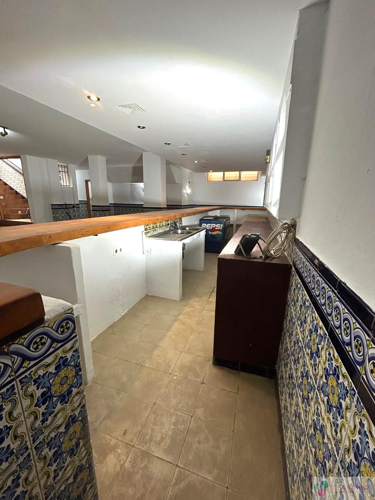 For sale of commercial in Estepona