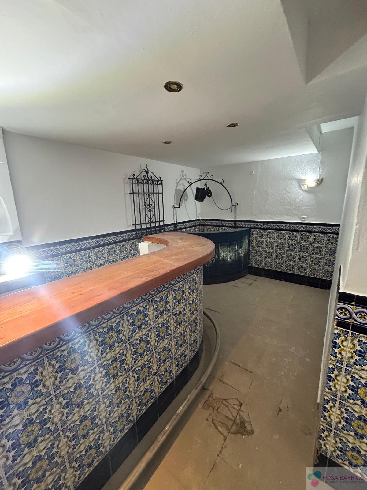 For sale of commercial in Estepona