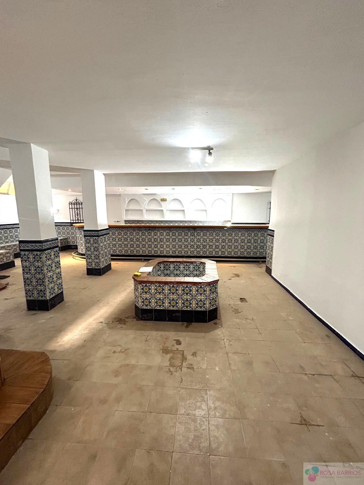 For sale of commercial in Estepona