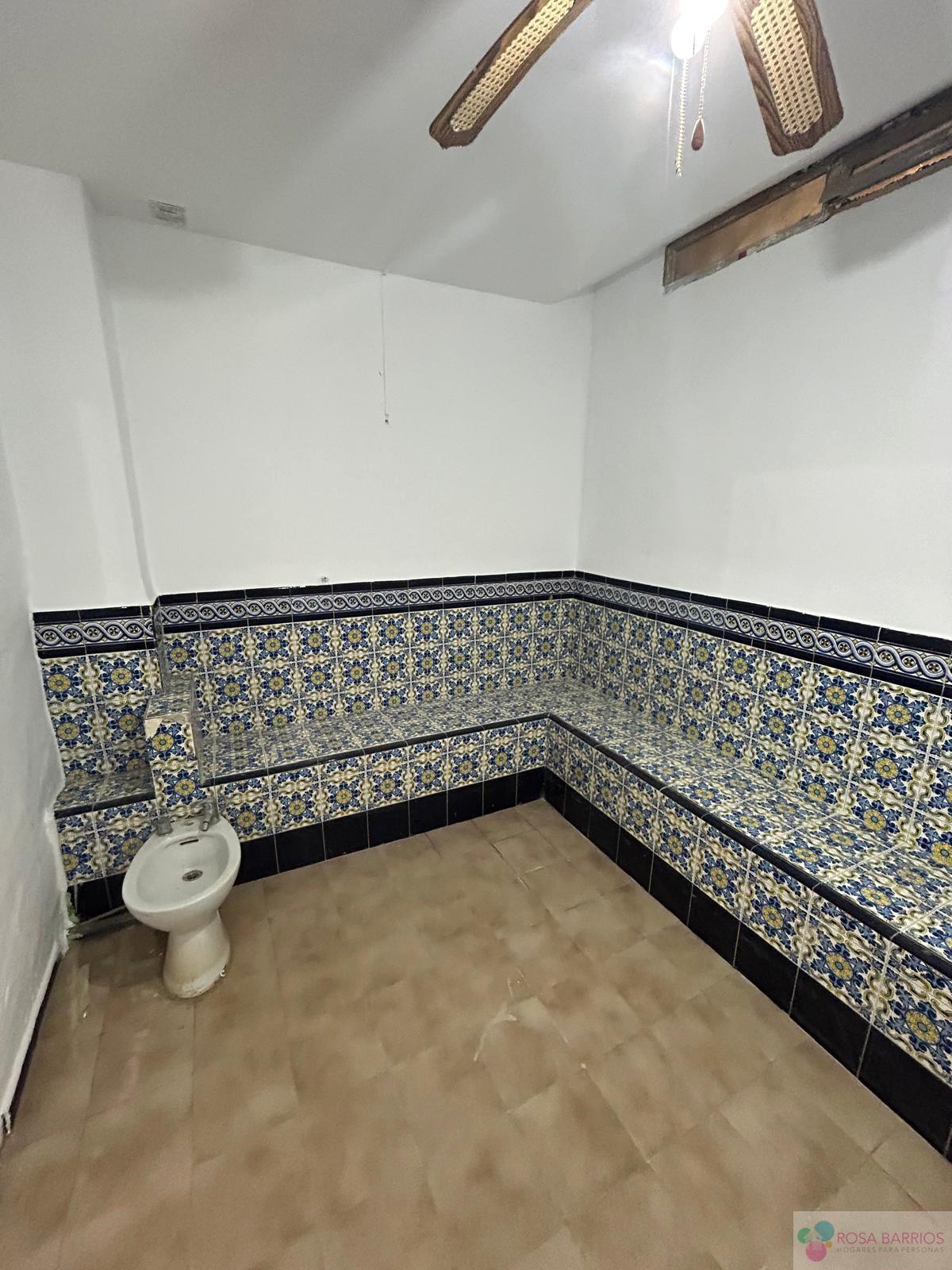 For sale of commercial in Estepona