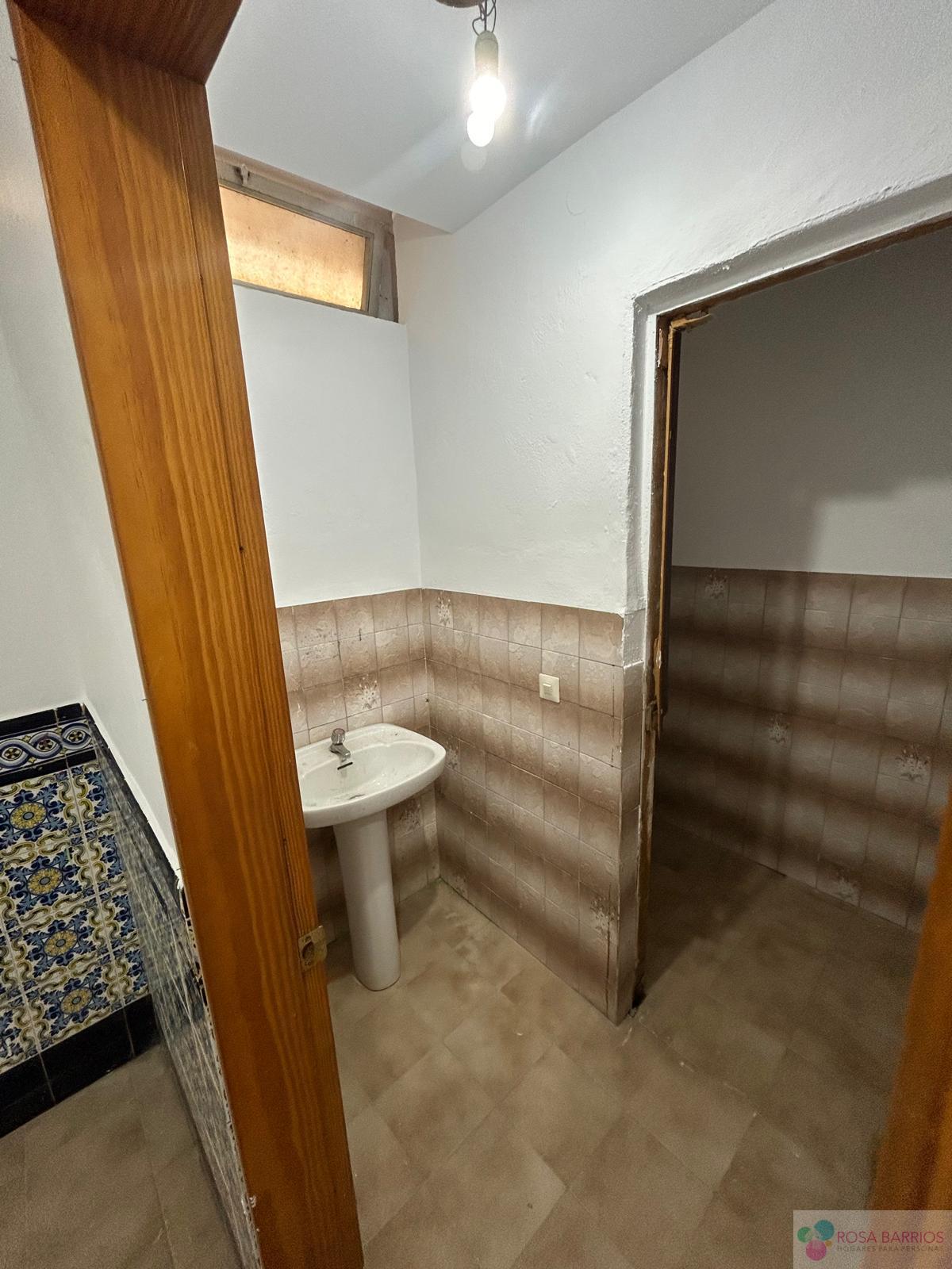For sale of commercial in Estepona