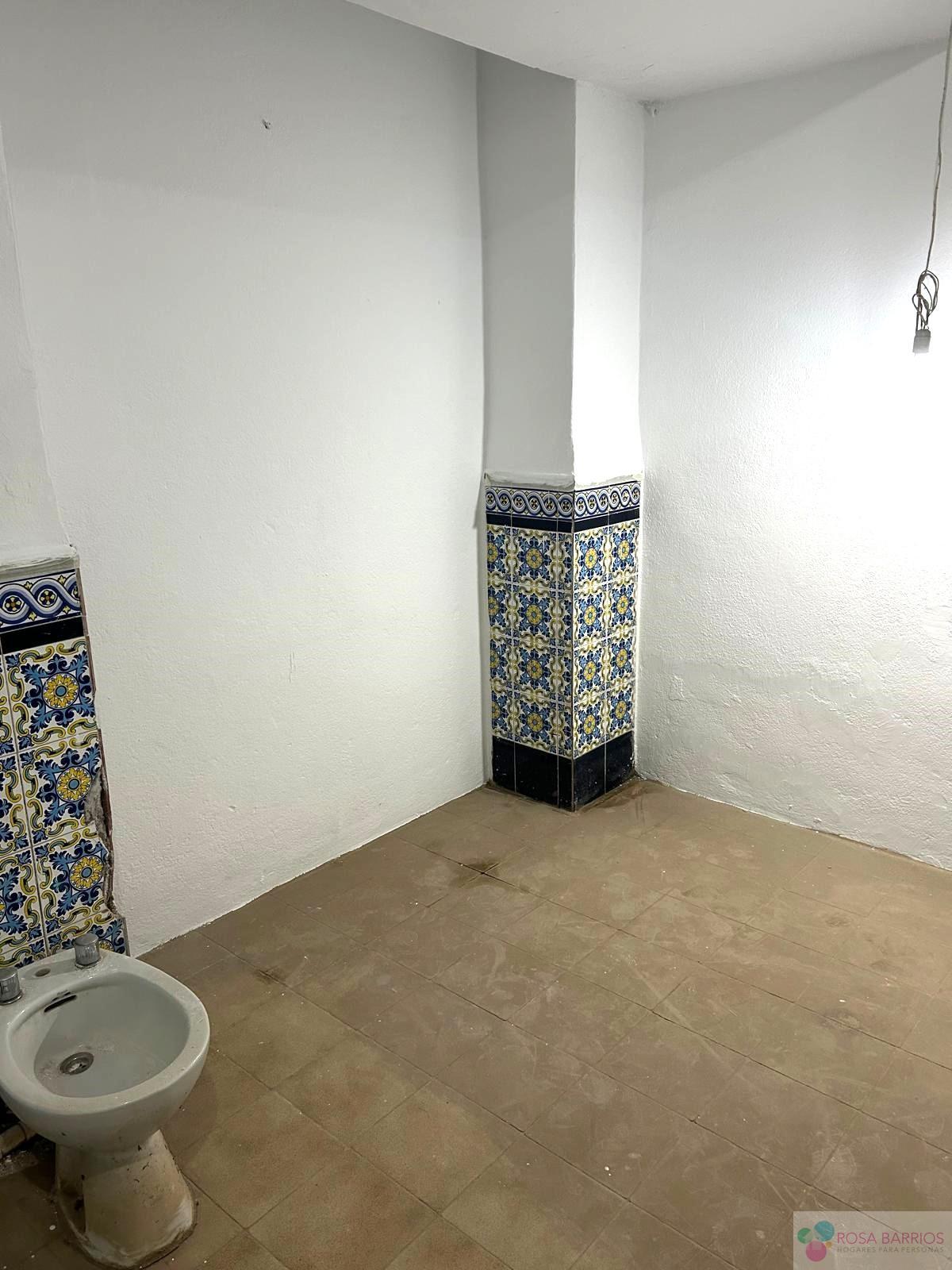 For sale of commercial in Estepona