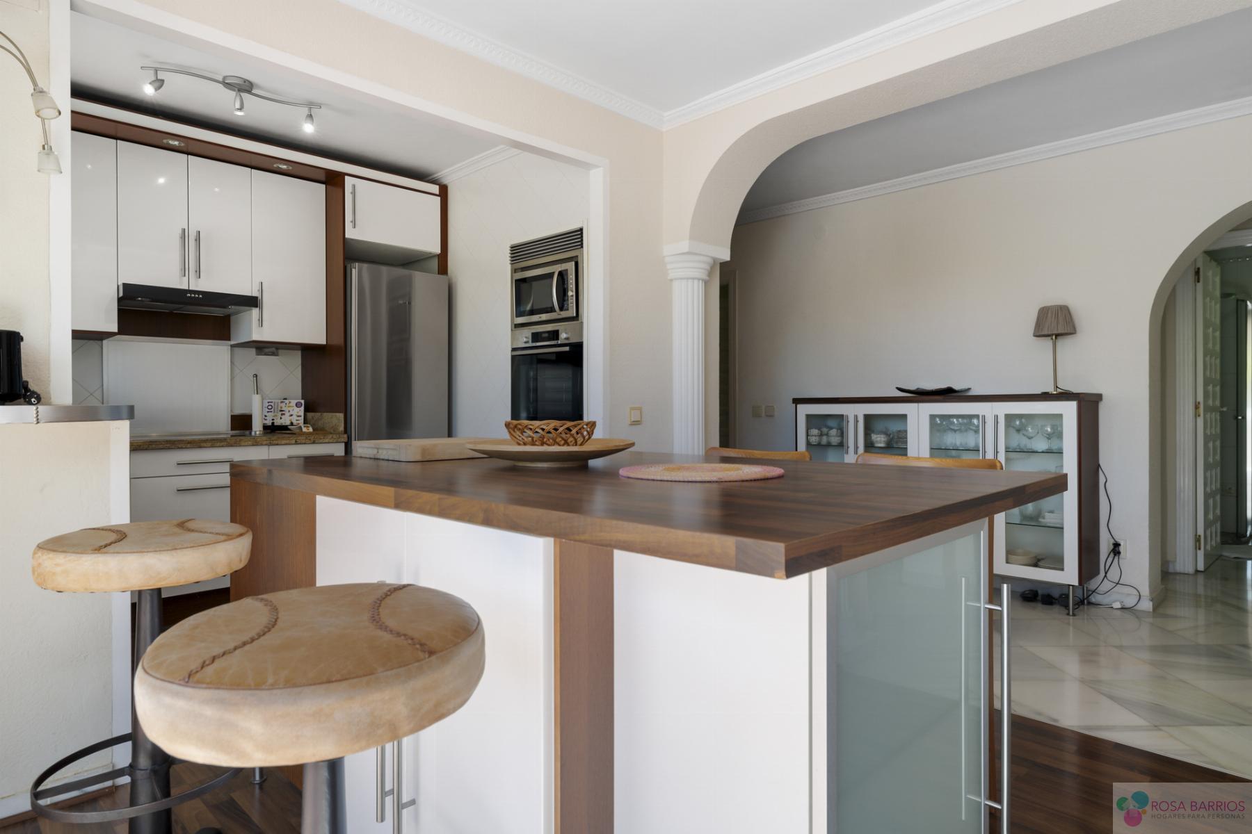 For sale of villa in Nueva Andalucía