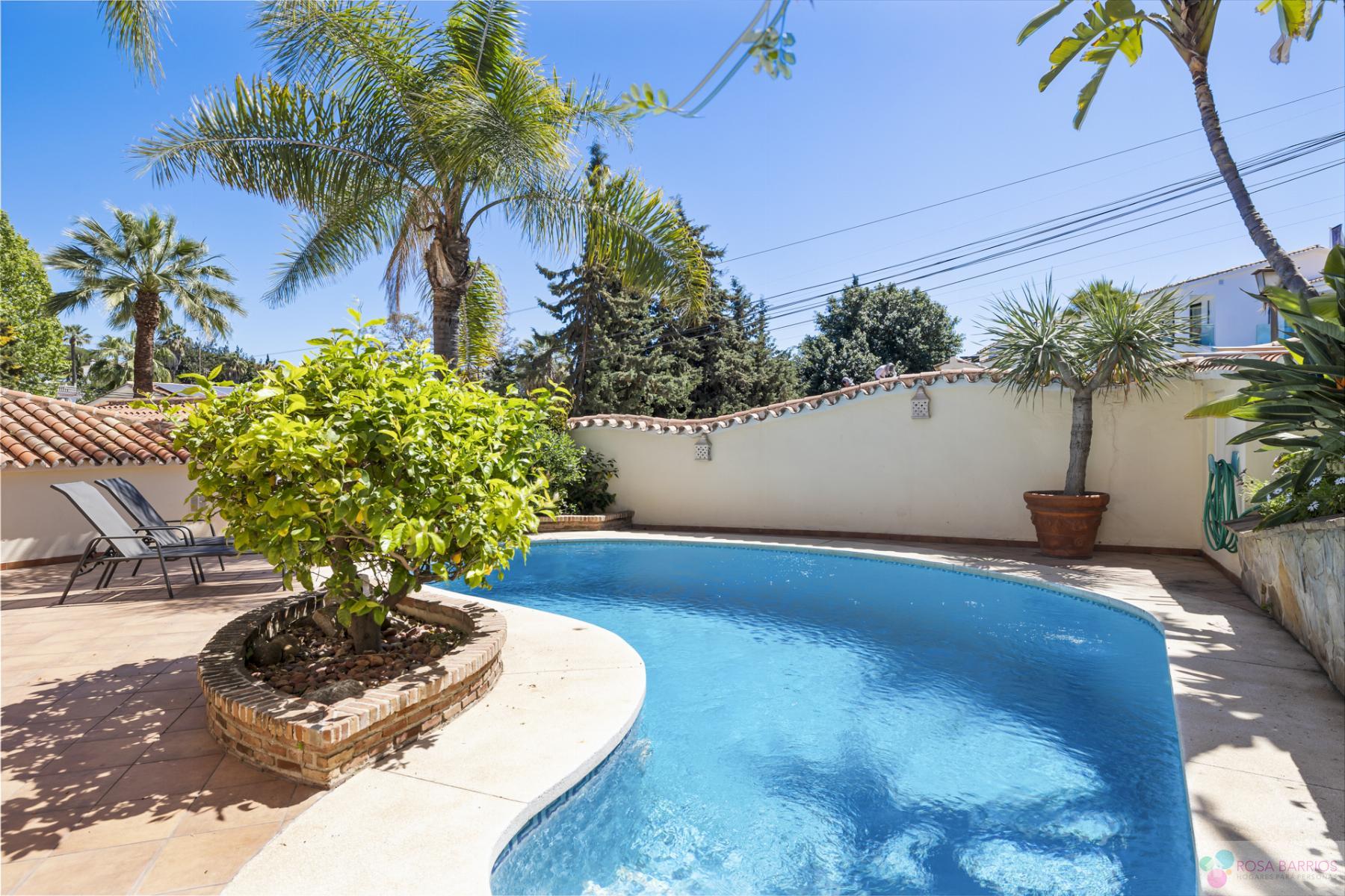 For sale of villa in Nueva Andalucía