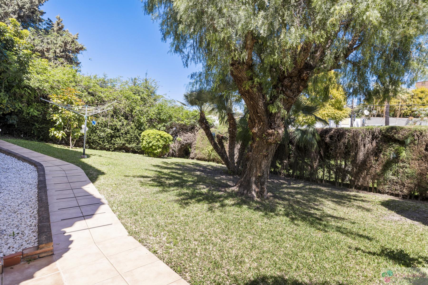 For sale of villa in Nueva Andalucía