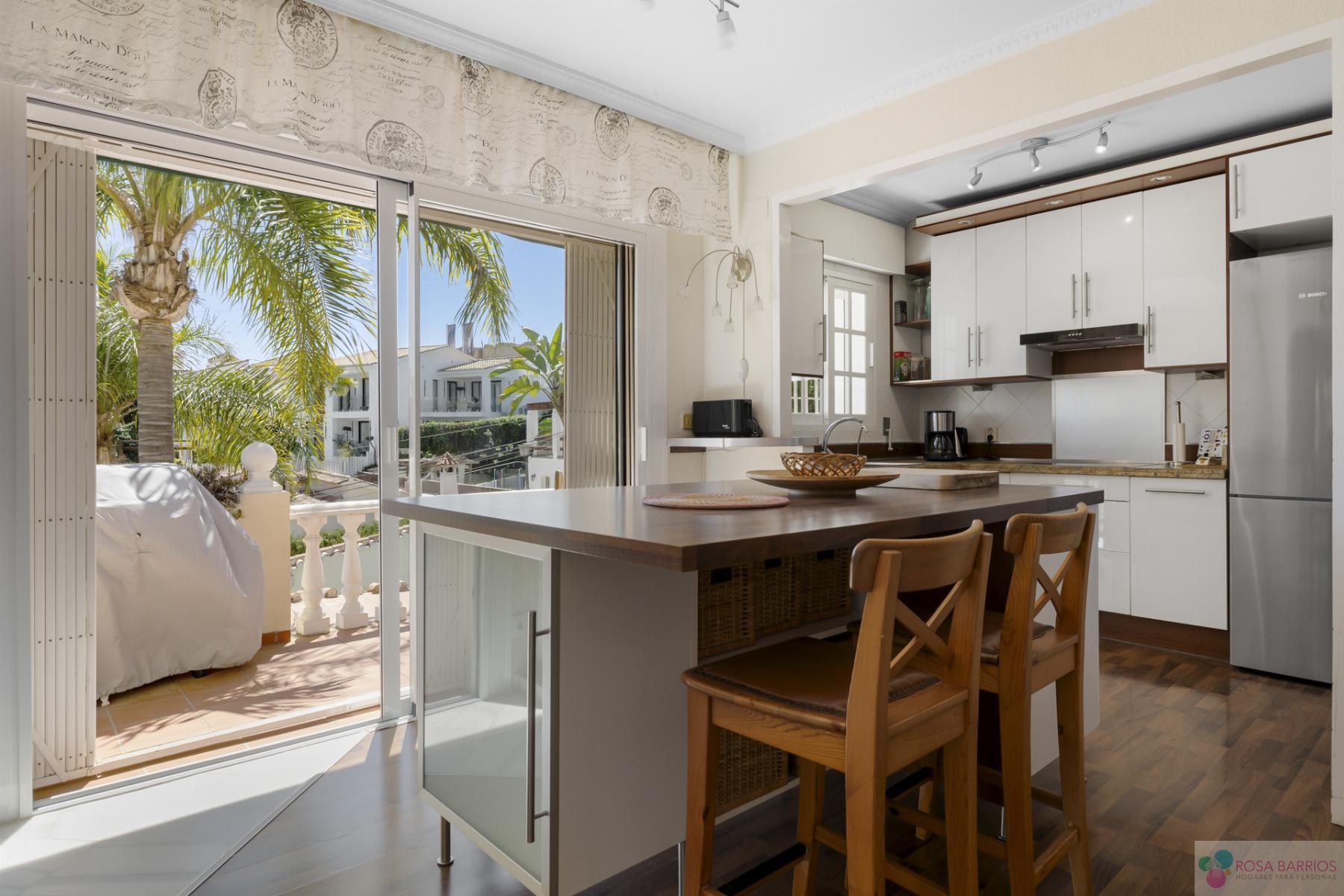 For sale of villa in Nueva Andalucía