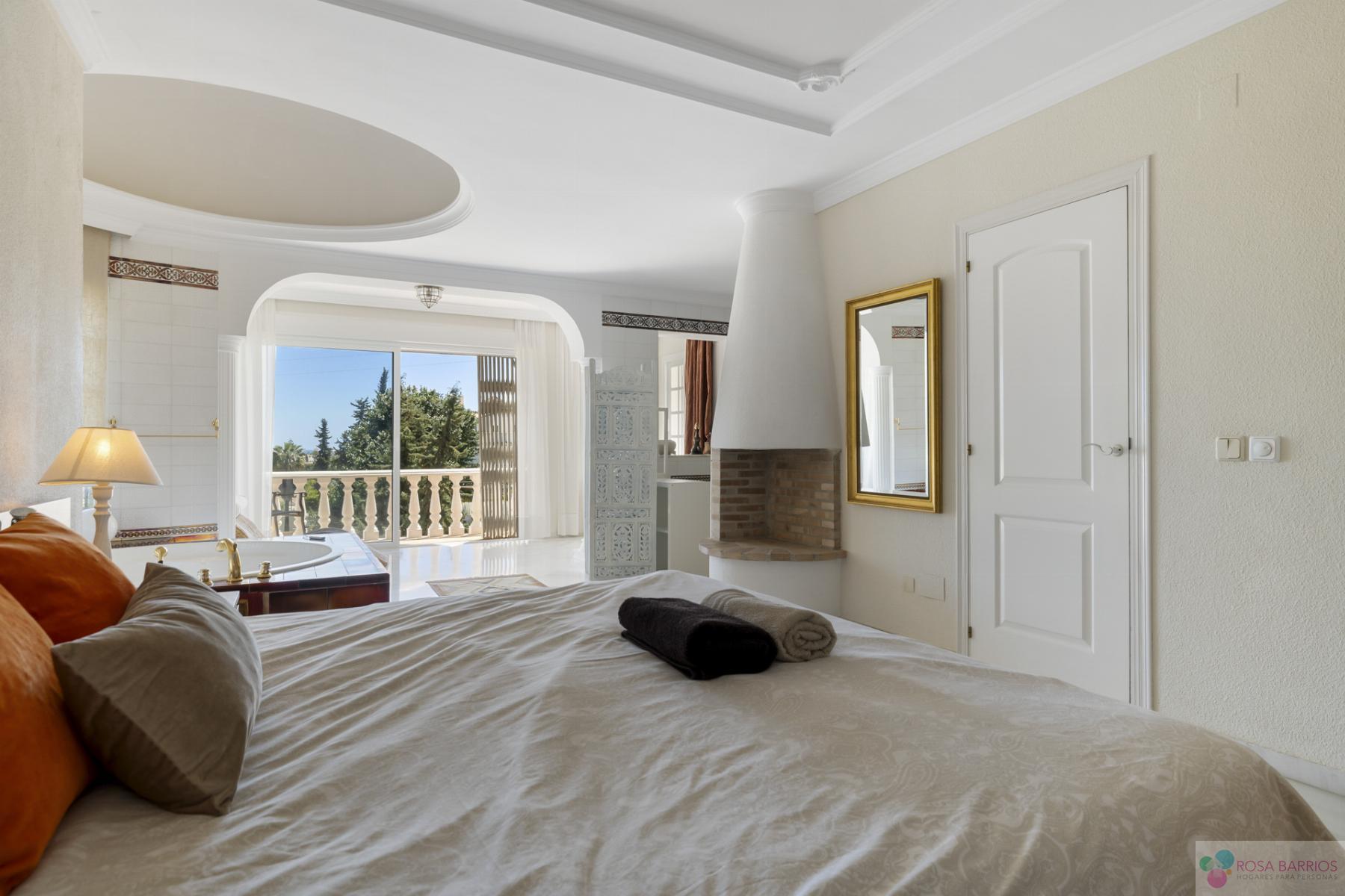 For sale of villa in Nueva Andalucía