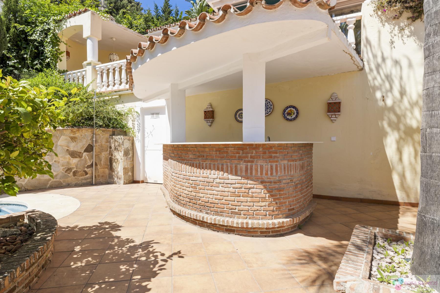 For sale of villa in Nueva Andalucía