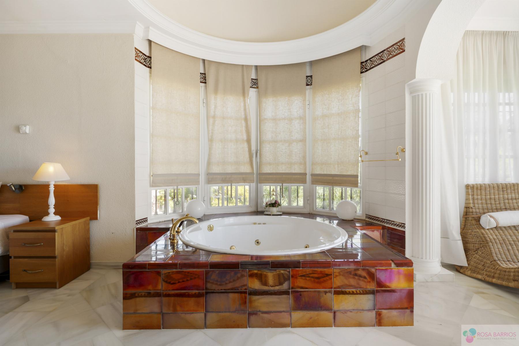 For sale of villa in Nueva Andalucía