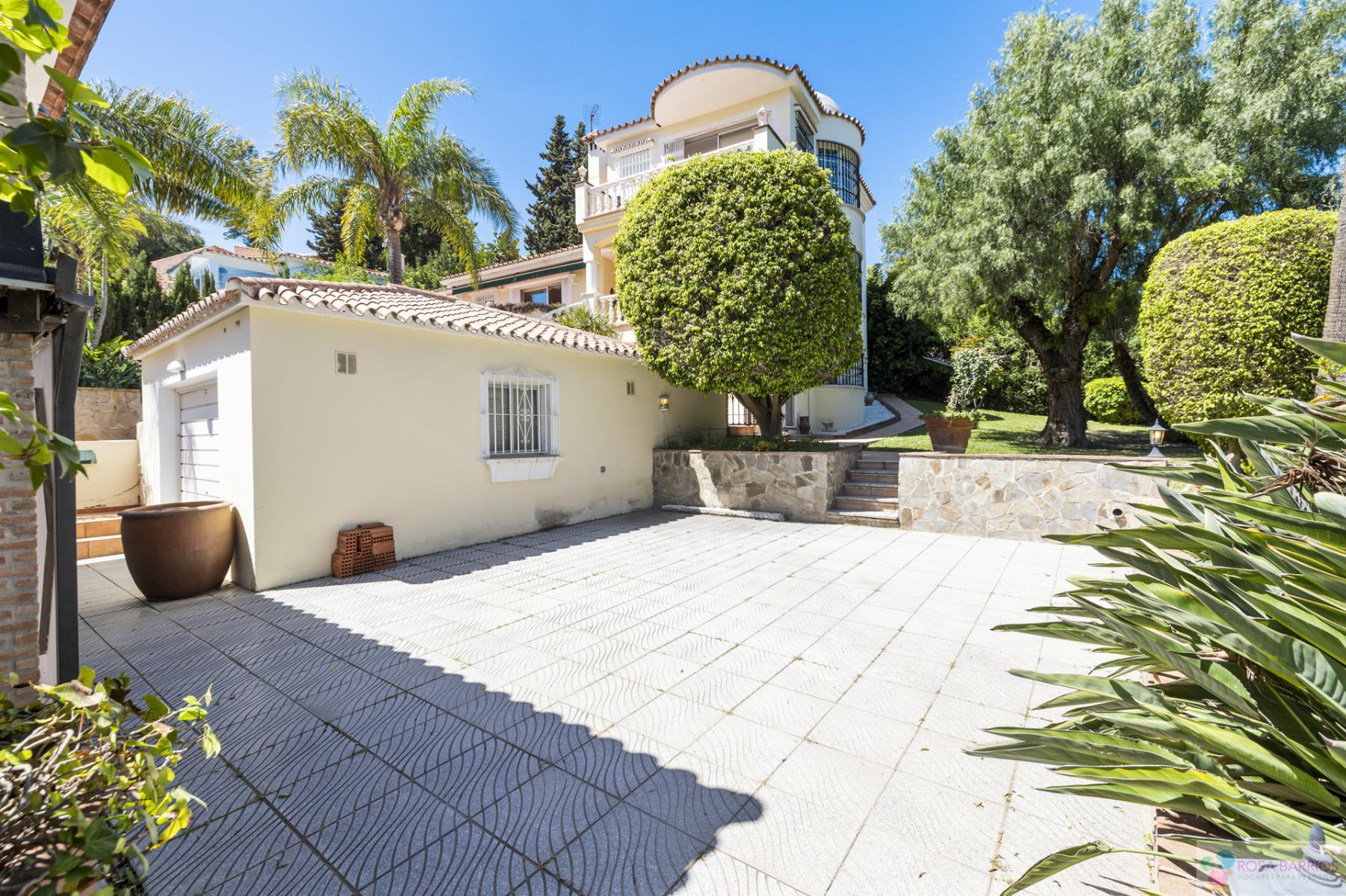 For sale of villa in Nueva Andalucía