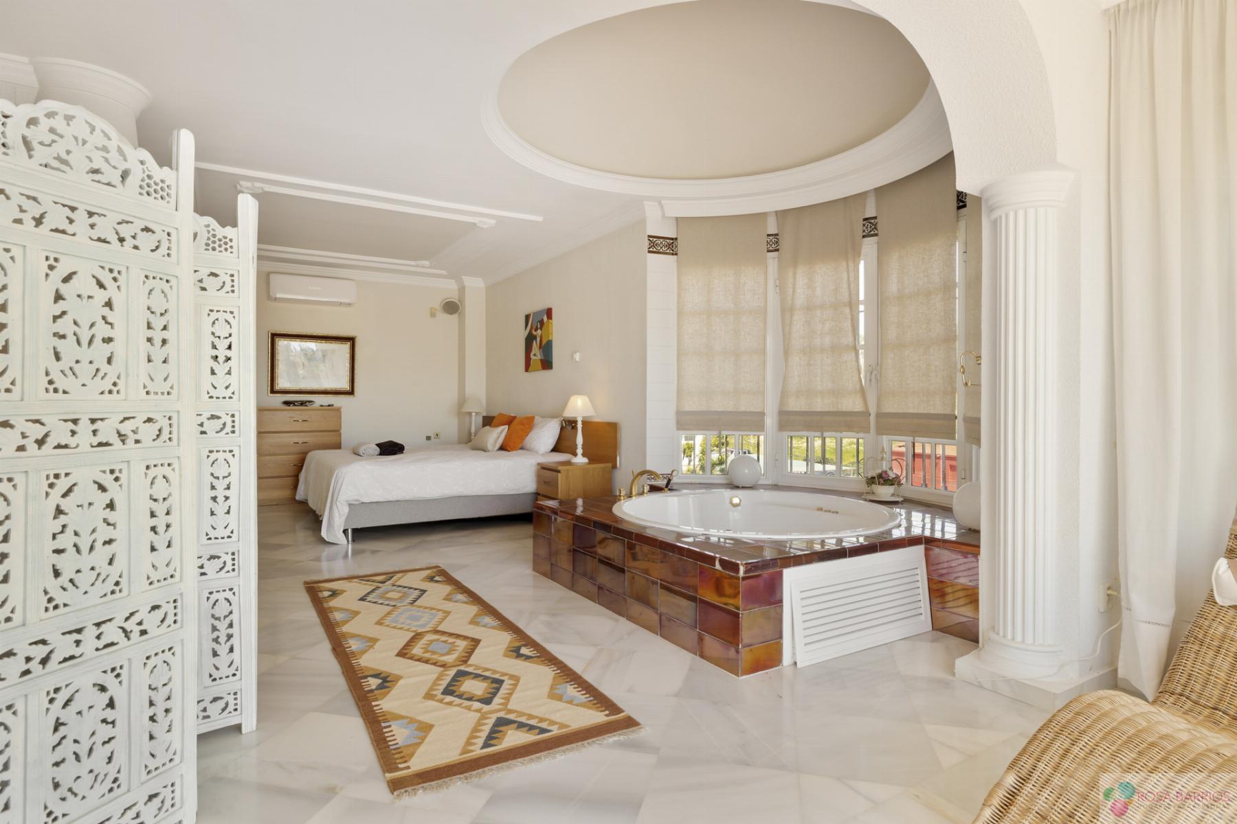 For sale of villa in Nueva Andalucía
