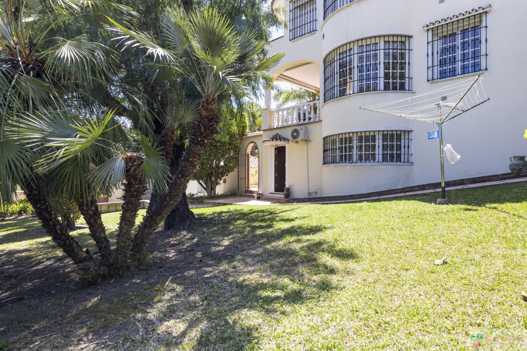 For sale of villa in Nueva Andalucía