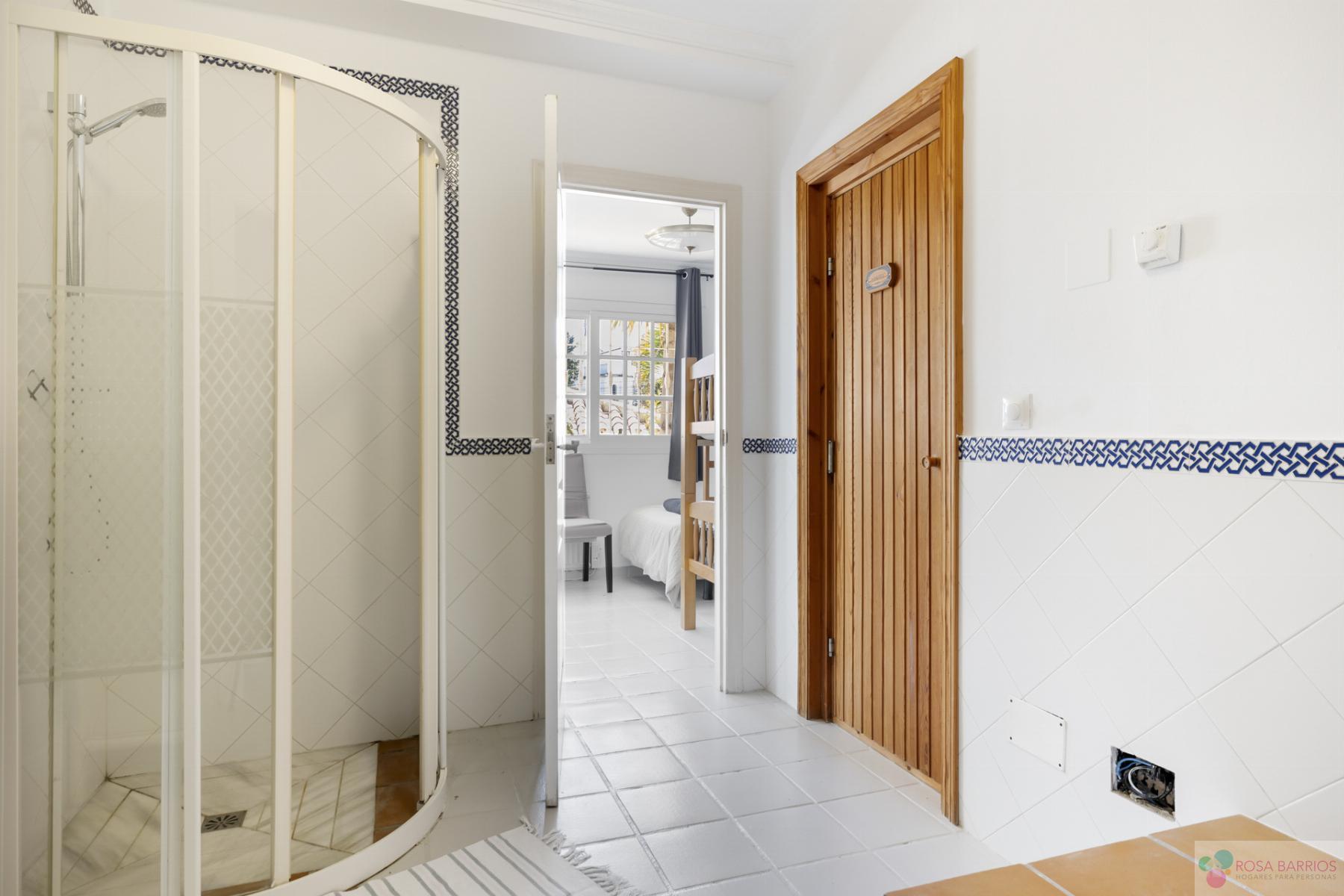 For sale of villa in Nueva Andalucía