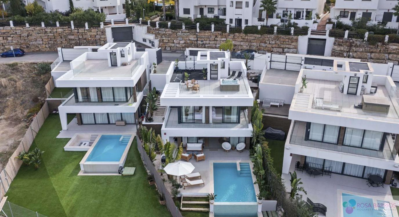 For sale of chalet in Estepona