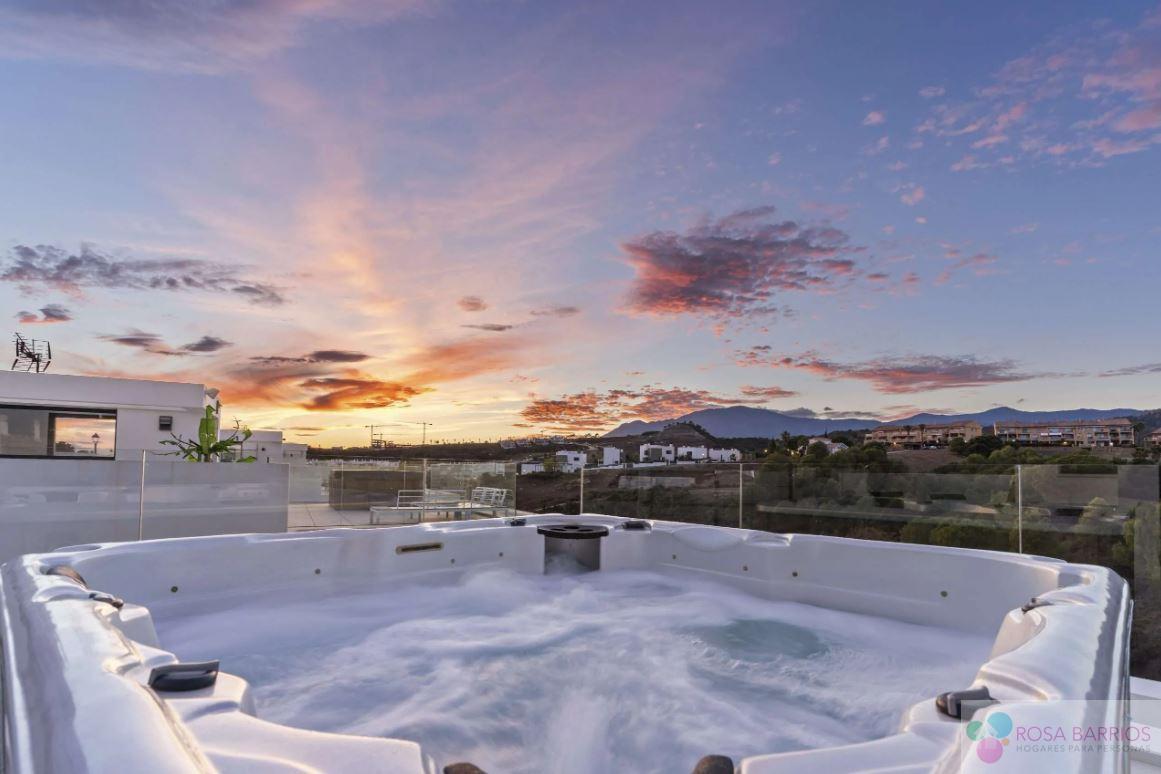 For sale of chalet in Estepona