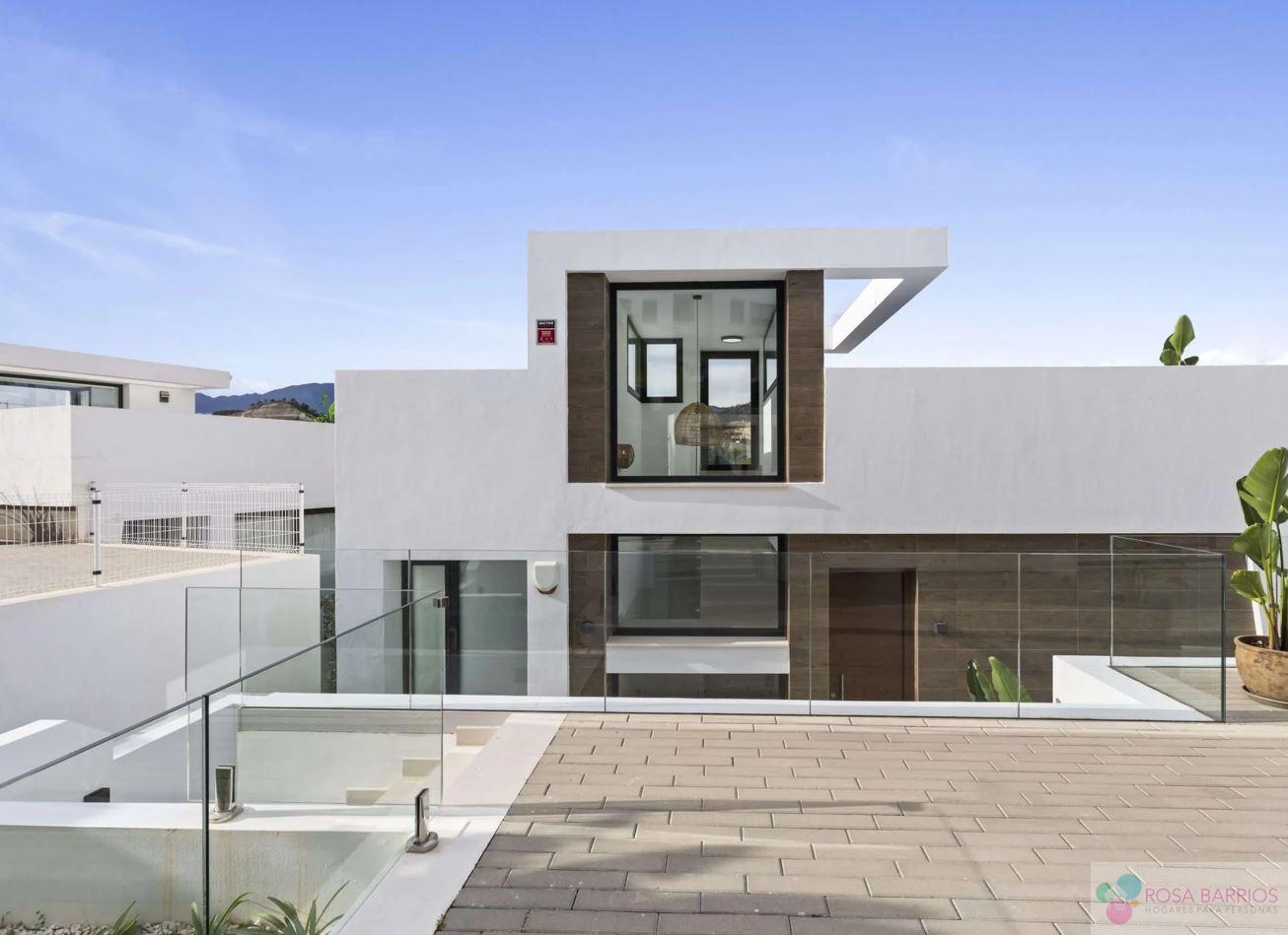 For sale of chalet in Estepona