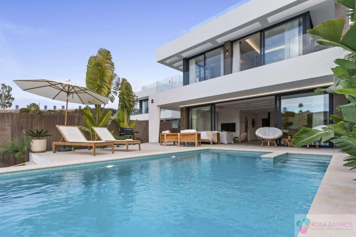 For sale of chalet in Estepona