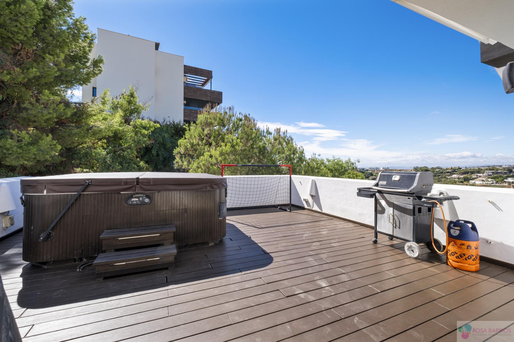 For sale of penthouse in Benahavís