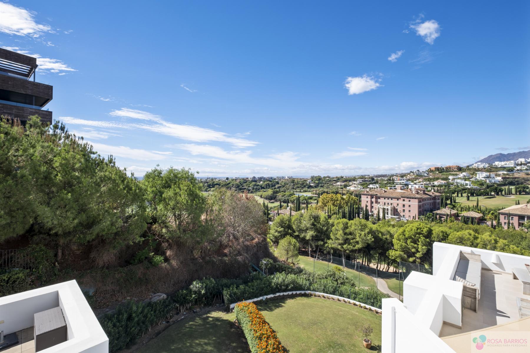 For sale of penthouse in Benahavís