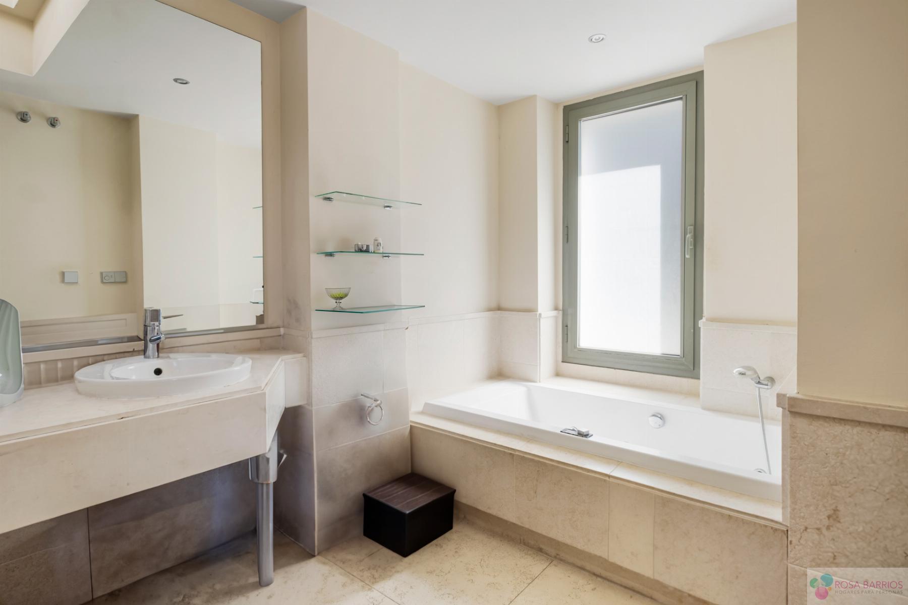 For sale of penthouse in Benahavís