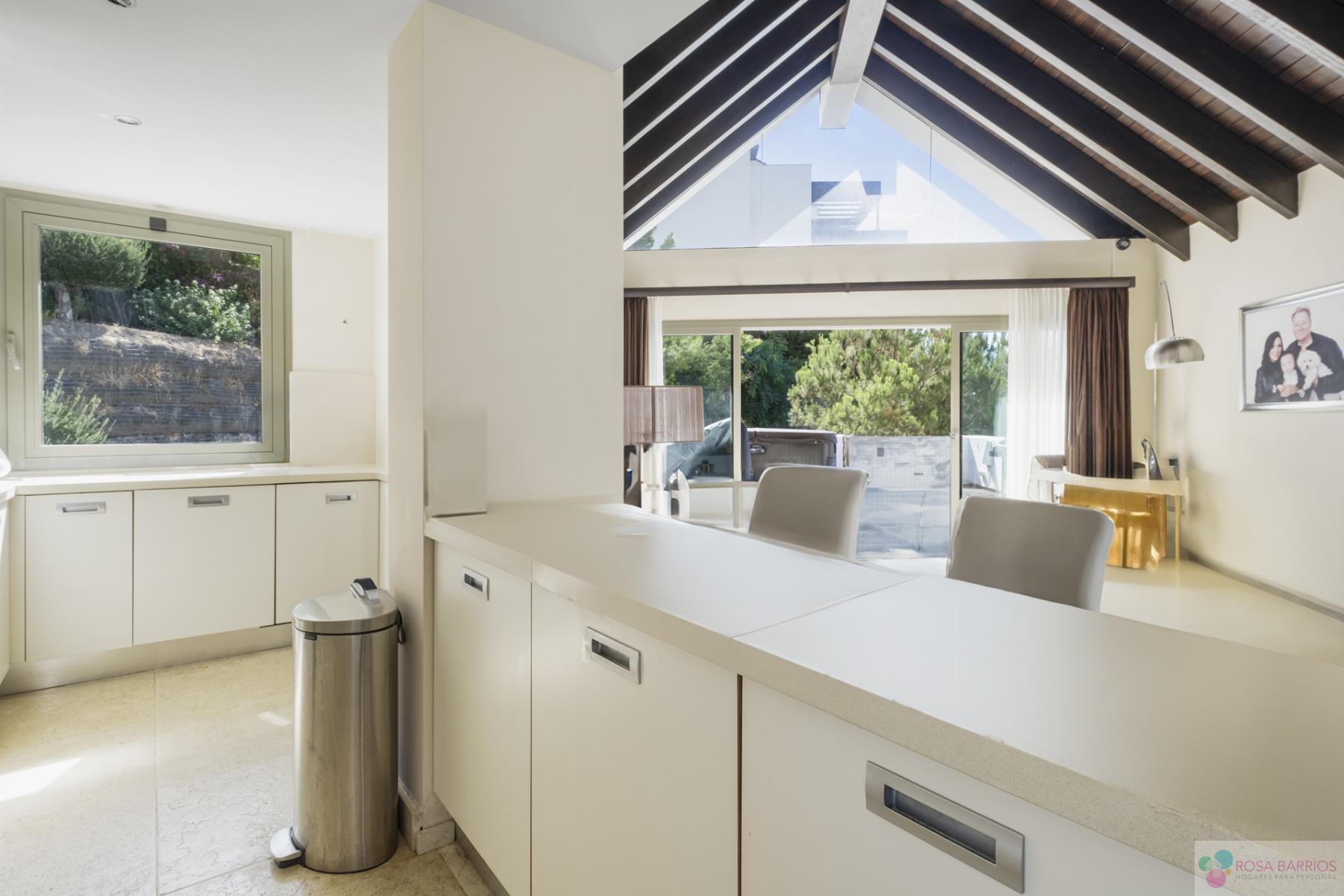 For sale of penthouse in Benahavís