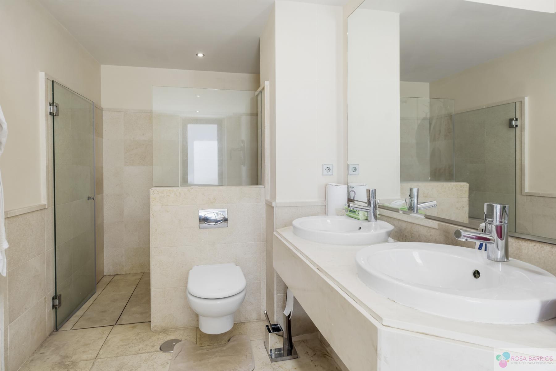 For sale of penthouse in Benahavís