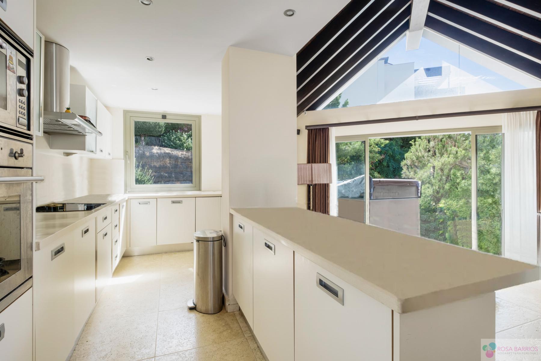 For sale of penthouse in Benahavís