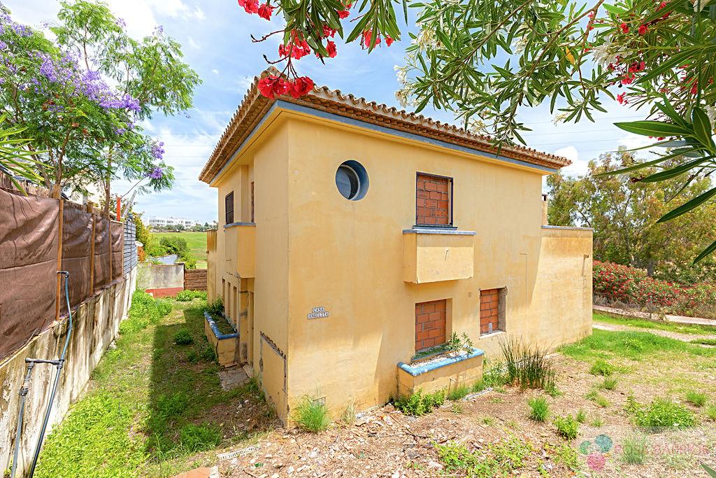 For sale of chalet in Estepona