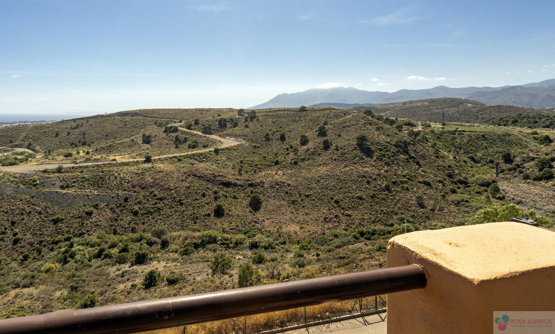 For sale of penthouse in Benahavís