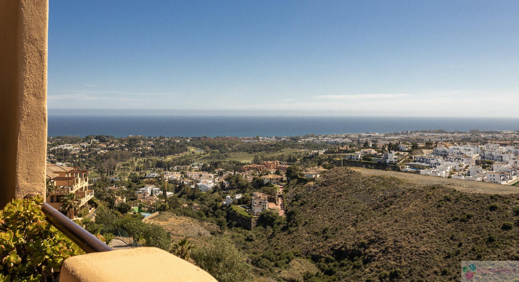 For sale of penthouse in Benahavís